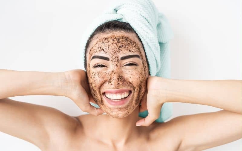 You are currently viewing Grind, Blend, Glow: Mastering the Art of Coffee and Aloe Vera Face Masks